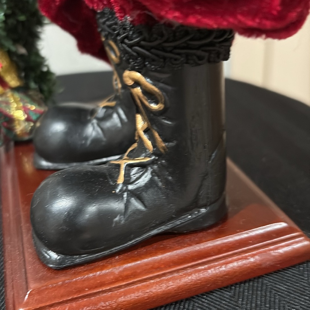 Holiday Decor Santa - Picture 12 of 14